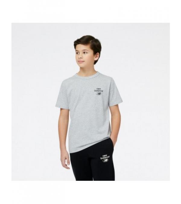 Παιδικό μπλουζάκι με το λογότυπο της μάρκας και την επιγραφή New Balance. Το ρούχο είναι κατασκευασμένο από 100% βαμβάκι υψηλής ποιότητας. Ένα καθημερινό παιδικό μπλουζάκι θα ταιριάξει τέλεια με τα παιδικά αθλητικά παπούτσια. Υλικό: Κλασσικό ύφασμα: 100% βαμβάκι