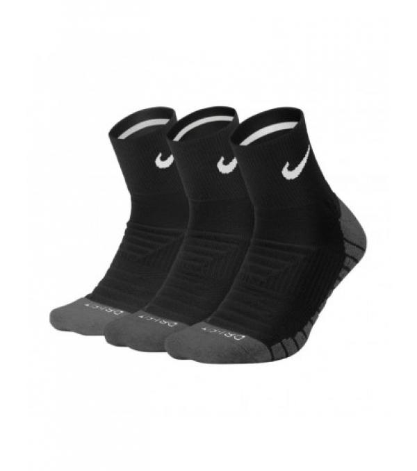  Κάλτσα Nike Dry Cushion Crew Sock Αριθμός καταλόγου: SX5549-010 Χαρακτηριστικά: * ανδρικές κάλτσες προπόνησης * τρία ζευγάρια * κατασκευασμένες με τεχνολογία Dri Fit - θερμοενεργές, που εκπέμπουν τον ιδρώτα προς τα έξω * η περιγράμμιση στο επίπεδο του ποδιού εμποδίζει την κάλτσα να μετακινηθεί * Σύνθεση: Κάλτσα με κάλτσες για την προστασία των ποδιών: 77% πολυεστέρας 14% βαμβάκι 7% νάιλον 2% ελαστάν * μαύρο χρώμα Προπονηθείτε με τις προπονητικές κάλτσες unisex Nike Dry Cushion Quarter (3 ζευγάρια). Η χοντρή βαμβακερή σόλα προσφέρει επιπλέον άνεση κατά τη διάρκεια της άσκησης, ενώ οι ίνες στην εσωτερική σόλα εμποδίζουν την ολίσθηση των κάλτσων. Το υλικό Nike Dry εξασφαλίζει στεγνά και άνετα πόδια. Μια παχιά βαμβακερή σόλα είναι υπεύθυνη για την άνεση και την απορρόφηση των κραδασμών. Οι ίνες στην εσωτερική σόλα εμποδίζουν τις κάλτσες να γλιστρήσουν. Το υλικό από πλέγμα στο επάνω μέρος του ποδιού παρέχει εξαερισμό. Το μήκος 1/4 παρέχει επαρκή κάλυψη. Το ανατομικό κόψιμο της αριστερής και της δεξιάς κάλτσας εγγυάται φυσική εφαρμογή. 