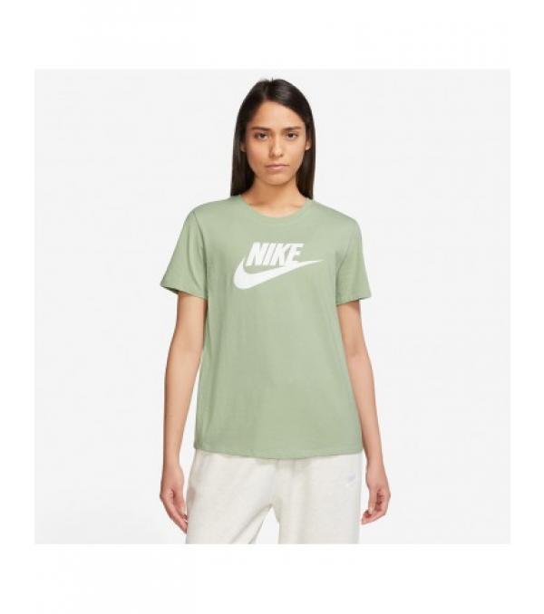 Η Nike Sportswear Essentials DX7906343 Tshirt είναι ένα κομψό και ευέλικτο κομμάτι για το καθημερινό σας ντύσιμο. Με τον χαρακτηριστικό λογότυπο της Nike στο στήθος, αυτή η μπλούζα προσθέτει ένα στυλιστικό στοιχείο σε κάθε εμφάνιση. Αυτή η μπλούζα είναι κατασκευασμένη από υψηλής ποιότητας ύφασμα, που διαθέτει υπέροχη αίσθηση στο δέρμα. Η εφαρμογή της είναι ιδανική, καθώς ακολουθεί τις καμπύλες του σώματος, προσφέροντας άνεση και ελευθερία κινήσεων. Αυτή η μπλούζα είναι ιδανική για κάθε είδους αθλητική δραστηριότητα, αλλά και για τις καθημερινές σας εμφανίσεις. Μπορεί να φορεθεί με ένα σπορ παντελόνι και αθλητικά παπούτσια για ένα casual look, ή με ένα τζιν και παπούτσια με τακούνι για ένα πιο κομψό στυλ. Αυτή η μπλούζα έχει μια διαχρονική εμφάνιση και μπορεί να συνδυαστεί με πολλά διαφορετικά κομμάτια της ντουλάπας σας. Προσθέστε την Nike Sportswear Essentials DX7906343 Tshirt στη συλλογή σας και απογειώστε το στυλ σας.