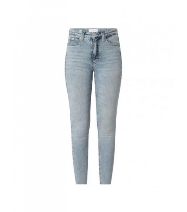 Χαρακτηριστικά: Γυναικεία τζιν από την Calvin Klein Jeans. Εφαρμοσμένο μοντέλο. Ψηλή μέση. Σύνθεση: 94% βαμβάκι, 4% ελαστομεθυλεστέρας, 2% ελαστάν. Μπλε χρώμα.