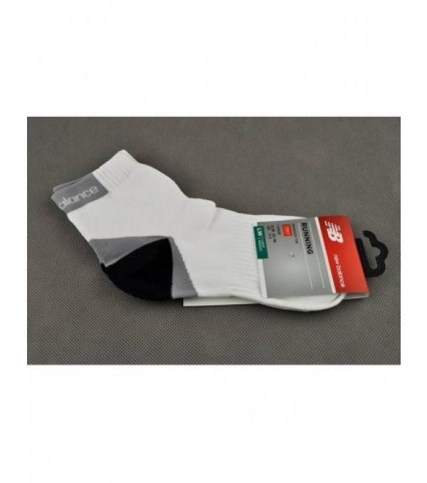 Χαρακτηριστικά: New Balance: Κάλτσες χωρίς ραφές σχεδιασμένες για τρέξιμο. Είναι κατασκευασμένες από υλικά υψηλής ποιότητας: 39% νάιλον, 31% νάιλον με ίνες Meryl SkinLife, 27% πολυεστέρας, 3% ελαστάν. Το κορδόνι περίσφιξης στο μπροστινό μέρος της κάλτσας εξασφαλίζει άνετη εφαρμογή και διασφαλίζει ότι παραμένει στη θέση της και δεν μετακινείται. Coolmax - υφάσματα από πολυεστερικές ίνες με αυξημένη επιφάνεια, που παράγονται με τη χρήση προηγμένων τεχνολογιών. Οι ειδικές υδρόφοβες ίνες πολυεστέρα τεσσάρων καναλιών απομακρύνουν πολύ γρήγορα την υγρασία από το δέρμα. Meryl SkinLife - είναι μια βακτηριοστατική ίνα πολυαμιδίου που διατηρεί τη φυσική βακτηριακή ισορροπία στην επιφάνεια του δέρματος. Αυτό οφείλεται στη χρήση ιόντων αργύρου, μόνιμα συνδεδεμένων με την ίνα. Τα υλικά που περιέχουν SkinLife είναι αντιβακτηριακά, αντιμυκητιασικά, αντιαλλεργικά και αντιοσμητικά. - Το SkinLife απομακρύνει την περίσσεια βακτηρίων που προκαλούν δυσάρεστες οσμές. Τα υλικά από τα οποία είναι κατασκευασμένες οι κάλτσες τις καθιστούν ελαφριές, ευάερες, άνετες και εφαρμόζουν τέλεια στο πόδι.