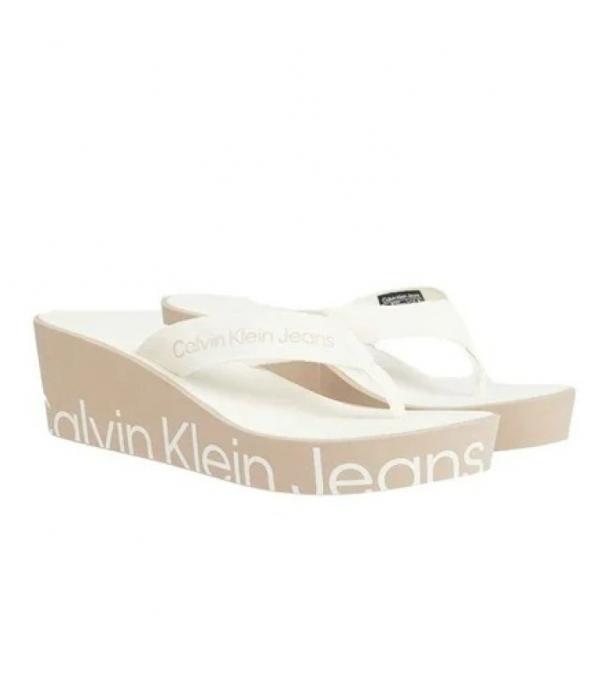 Γυναικείες Παντόφλες Calvin Klein Wedge Sandal YW0YW00995 0K7 Cream White&nbsp; Παντόφλες Calvin Klein Jeans&nbsp;σε μπεζ-λευκό χρώμα.&nbsp;&nbsp; Ύψος πλατφόρμας: 6 cm. Logo print Calvin Klein Jeans&nbsp;πάνω στη διχάλα και στη σόλα. Σύνθεση: 100%Polyester.