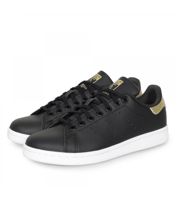 Βρες εδώ τα μαύρα και χρυσά Stan Smith J, τα διαχρονικά sneakers της Adidas Originals, φτιαγμένα με σεβασμό προς τον πλανήτη.