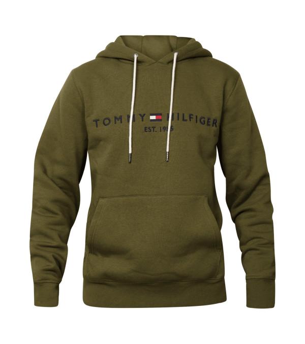 Ένα ζεστό και ανάλαφρο φούτερ πάντα πρέπει να βρίσκεται στην γκαρνταρόμπα σου. Πρόσθεσε το νέο Logo Hoodie της Tommy Hilfinger στην καθημερινότητα σου!