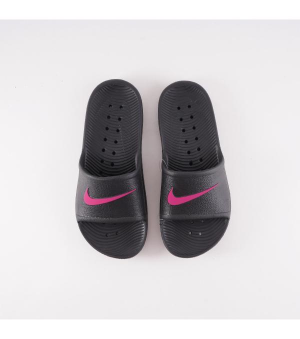 Μάθε για τις Nike Kawa Shower Οι παιδικές παντόφλες Nike Kawa Shower είναι δημιουργημένες για να βοηθούν τα πόδια να ξεκουράζονται μετά τον αγώνα. Ο ανάγλυφος πάτος Solarsoft και η εξωτερική σόλα σου προσφέρουν την αίσθηση της άνεσης καθ’ όλη την διάρκεια της ημέρας.   Τα χαρακτηριστικά του  • Συνθετικό λουράκι που ακολουθεί την κίνηση του πέλματος για άνεση • Ανάγλυφος πάτος Solarsoft για απόλυτη άνεση μετά τον αγώνα • Ανάλαφρη εξωτερική σόλα από αφρό για ανθεκτική αντικραδασμική προστασία