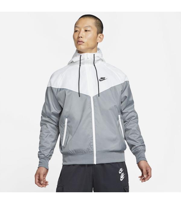Το αντιανεμικό μπουφάν Nike Sportswear Windrunner διαθέτει ανάλαφρο ύφασμα φτιαγμένο από ανακυκλωμένα υλικά. Οι σχεδιαστικές λεπτομέρειες είναι εμπνευσμένες από την αρχική εκδοχή και χαρίζουν κλασικό στιλ Nike. Αυτό το προϊόν είναι φτιαγμένο από 100% ίνες ανακυκλωμένου πολυέστερ. Πληροφορίες • Σύνθεση: 100% πολυεστέρας • Κανονική εφαρμογή • Αυτό το ευέλικτο κομμάτι με φερμουάρ είναι φτιαγμένο με ίνες από 100% ανακυκλωμένο πολυέστερ. • Επένδυση από διχτυωτό υλικό, τα φινιρίσματα σε • Ριμπ τελείωμα και μανίκα • Κορδόνια που σφίγγουν • Τσέπες με φερμουάρ Extra Λεπτομέρειες  • Η ραμμένη υφαντή ετικέτα στην επένδυση αφηγείται την ιστορία του Windrunner. • Χρώμα: Γκρι
