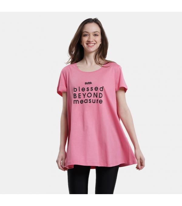 Κάνε level up στο athleisure style σου μ' αυτό το T-shirt με την υπογραφή της BodyTalk. Είναι κατασκευασμένο από απαλό ύφασμα για ανάλαφρη αίσθηση. Διαθέτει στρογγυλή λαιμόκοψη, κοντά μανίκια και print που το ολοκληρώνει. Πληροφορίες • Σύνθεση: 50% βαμβάκι / 50% μοντάλ • Κανονική εφαρμογή • Στρογγυλή λαιμόκοψη • Κοντά μανίκια Extra Λεπτομέρειες • Λογότυπο BodyTalk • Χρώμα: Ροζ