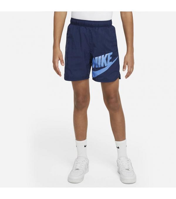 Ένα σορτς για την ώρα του παιχνιδιού, αλλά και για κάθε στιγμή! Το σορτς Nike Sportswear είναι φτιαγμένο από ανάλαφρο υφαντό ύφασμα, προφέροντας μια αρκετά ευέλικτη επιλογή που συνδυάζεται με τα αγαπημένα  T-Shirt και μπλούζες των μικρών μας φίλων.       Πληροφορίες • Σύνθεση: 100% νάιλον. Επένδυση: 100% πολυεστέρας • Κανονική εφαρμογή • Ελαστική ζώνη και κορδόνι που σφίγγει  • Τσέπες στο πλάι • Ανάλαφρο νάιλον ύφασμα με τσαλακωμένη όψη        Extra Λεπτομέρειες • Nike λογότυπο στο ένα μπατζάκι • Χρώμα: Μπλε