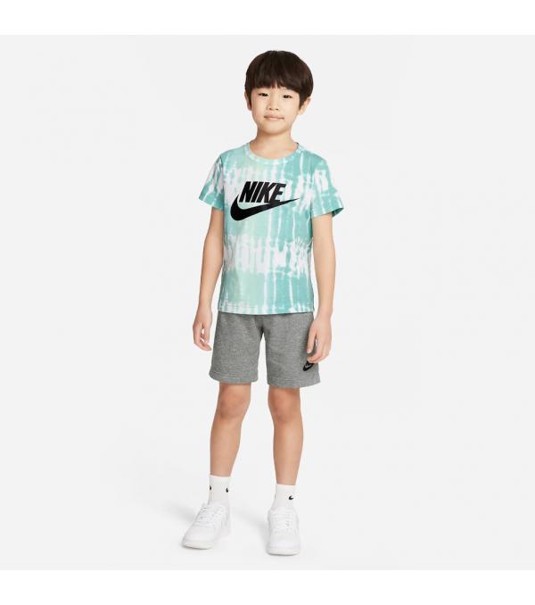 Οι μικροί μας φίλοι είναι έτοιμοι για τις νέες περιπέτειές τους με αυτό το παιδικό σετ της Nike. Είναι κατασκευασμένο από απαλό, διαπνέον ύφασμα και το σετ διαθέτει T-shirt και σορτς. Ολοκληρώνεται με το tie dye και το Nike design που το απογειώνει. Πληροφορίες • Σύνθεση: 60% βαμβάκι / 40% πολυεστέρας • Κανονική εφαρμογή • T-Shirt από απαλό ύφασμα ζέρσεϊ που κάνει απαλή αίσθηση στο δέρμα • Γιακά με ραβδώσεις τεντώνει για άνεση • Το σορτς είναι κατασκευασμένο από ύφασμα French terry που έχει απαλή και λεία αίσθηση εξωτερικά και απαλή υφή εσωτερικά • Ελαστική ζώνη μέσης που τεντώνει για τέλεια εφαρμογή Extra Λεπτομέρειες • Λογότυπο Nike • Χρώμα: Πολύχρωμο