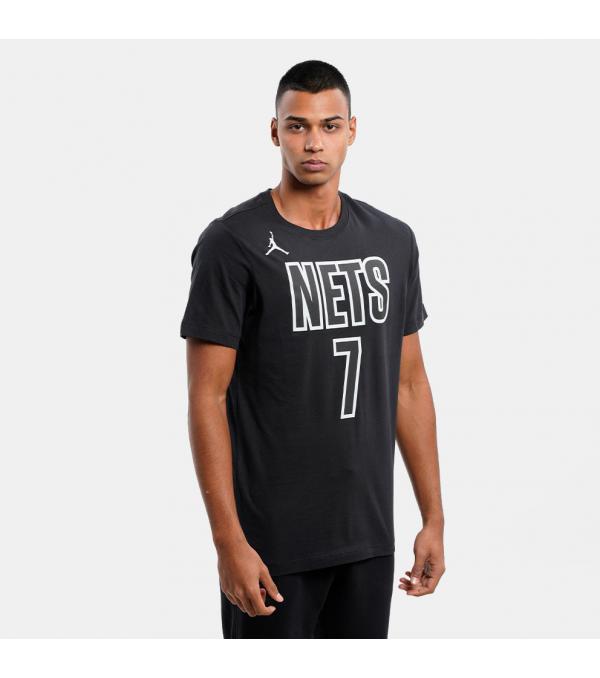  Νιώσε άνετος και ανάλαφρος όπου και αν βρίσκεσαι με το ανδρικό T-shirt από την Nike. Φόρα το στην καθημερινότητα σου ή στην προπόνηση και γίνε κυρίαρχος του παρκέ με το αξεπέραστο στιλ του NBA και των Brooklyn Nets. Πληροφορίες  • Σύνθεση: 70% βαμβάκι / 30% πολυεστέρας  • Κανονική εφαρμογή  • Τεχνολογία Dri-FIT για απομάκρυνση του ιδρώτα  • Στρογγυλή λαιμόκοψη Extra Λεπτομέρειες  • Λογότυπο Nike  • Λογότυπο NBA • Λογότυπο Brooklyn Nets • Χρώμα: Μαύρο 