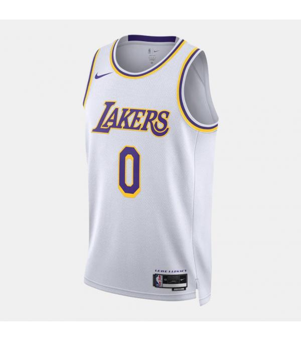 Αυτή η φανέλα των Los Angeles Lakers είναι εμπνευσμένη από τα είδη που φορούν οι επαγγελματίες παίκτες στο παρκέ, από τα χρώματα και τα σχέδια της ομάδας μέχρι το ανάλαφρο διχτυωτό υλικό που απομακρύνει τον ιδρώτα. Προσφέρει στεγνή και δροσερή αίσθηση εντός ή εκτός γηπέδου, ενώ δείχνεις σε όλους ποιος είναι ο αγαπημένος σου παίκτης και το παιχνίδι που αγαπάς. Πληροφορίες • Σύνθεση: 100% πολυέστερ • Κανονική εφαρμογή • Η τεχνολογία Dri-FIT απομακρύνει τον ιδρώτα από το δέρμα για πιο γρήγορη εξάτμιση, εξασφαλίζοντας στεγνή αίσθηση και άνετη εφαρμογή • Αεριζόμενο διχτυωτό υλικό για δροσερή αίσθηση εντός ή εκτός γηπέδου • Όνομα και αριθμός παίκτη από ντιαγκονάλ ύφασμα • Σχέδια τυπωμένα με θερμική μεταφορά • Ετικέτα στο τελείωμα • Εισαγόμενο προϊόν Extra Λεπτομέρειες • Nike λογότυπο • Χρώμα: Άσπρο Φροντίδα • Πλύσιμο στο πλυντήριο