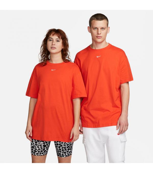 Το καθημερινό σου look δεν χρειάζεται πολύ σκέψη ούτε περίπλοκα πράγματα. Χάρη στη χαλαρή εφαρμογή και τους ελαφρώς ριχτούς ώμους, αυτό το T-Shirt θα γίνει σίγουρα ένα από τα βασικά σου κομμάτια. Ένα απλό Swoosh προσφέρει χαρακτηριστικό στιλ Nike. Πληροφορίες • Σύνθεση: 100% βαμβάκι • Άνετη εφαρμογή • Στρογγυλή λαιμόκοψη • Ελαφρώς ριχτοί ώμοι • Φτιαγμένο από ίνες με τουλάχιστον 75% οργανικό βαμβάκι Extra Λεπτομέρειες • Κεντημένο λογότυπο Swoosh • Χρώμα: Πορτοκαλί