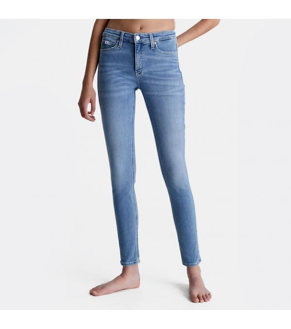 Αυτό το χαμηλόμεσο Skinny Jean από την Calvin Klein είναι το ιδανικό για τις καθημερινές σου βόλτες. Είναι κατασκευασμένο από ελαστικό ύφασμα που εξακολουθεί να έχει την αυθεντική εμφάνιση και αίσθηση του αγαπημένου σου τζιν. Πληροφορίες • Σύνθεση: 71% Βαμβάκι / 20% Ανακυκλωμένο βαμβάκι / 5% Πολυεστέρας / 4% Ελαστάνη • Mid rise εφαρμογή • Skinny γραμμή • Κλείσιμο με φερμουάρ & 5 τσέπες Extra Λεπτομέρειες • Calvin Klein Design • Χρώμα: Μπλε
