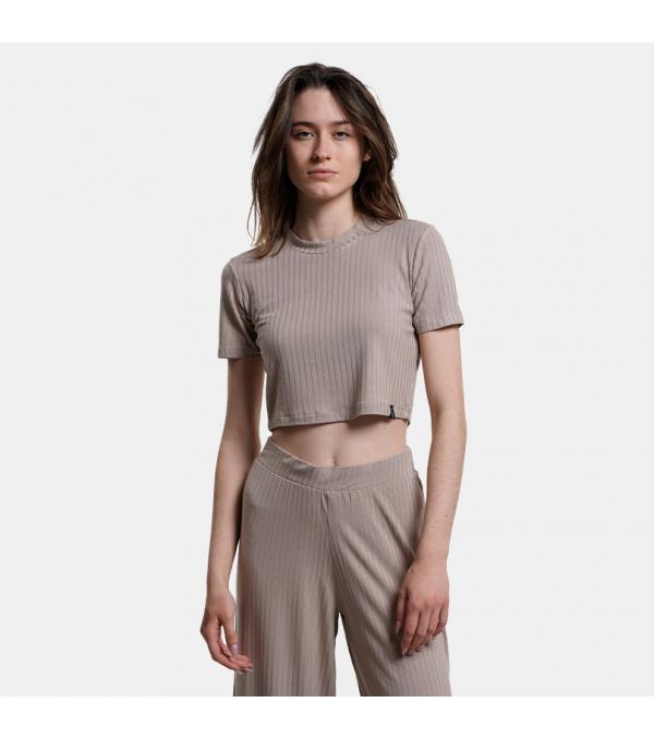 Αυτό το κομψό και άνετο μπλουζάκι είναι ιδανικό για κάθε περίσταση, το cropped σχέδιό του προσθέτει μια μοντέρνα πινελιά στο ντύσιμό σου. Συνδύασε το με το ψηλόμεσο τζιν, φούστα ή σορτς σου για να ολοκληρώσεις το look. Πληροφορίες • Σύνθεση: 100% βαμβάκι • Κανονική εφαρμογή • Στρογγυλή λαιμόκοψη Extra Λεπτομέρειες • Target Branding • Χρώμα: Καφέ