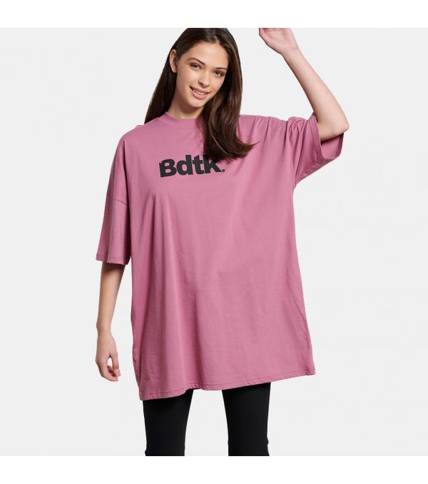 Επίλεξε αυτό το loose μακρύ T-shirt από την BodyTalk για να έχεις την απόλυτη ελευθερία κινήσεων σε ο,τι κι αν κάνεις. Συνδυασέ το με το αγαπημένο σου κολάν ή φόρεσέ το σαν φόρεμα για ένα πιο ανάλαφρο στυλ. Ολοκληρώνεται με το design στο μπροστινό μέρος. Πληροφορίες • Σύνθεση: 100% βαμβάκι • Άνετη γραμμή • Με rib κανονική λαιμόκοψη • Απαλό βαμβακερό ύφασμα Extra Λεπτομέρειες • Διακοσμείται με bdtk logo • Χρώμα: Ροζ