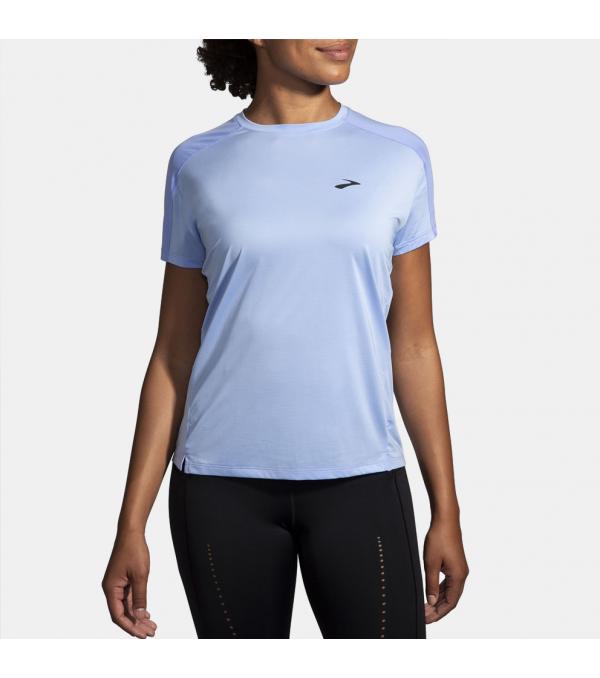 Ετοιμάσου για τρέξιμο υψηλής απόδοσης μες αυτό το Brooks Sprint Free Γυναικείο Τ-shirt. Ελαφρύ διχτυωτό ύφασμα DriLayer® απομακρύνει τον ιδρώτα και βοηθά το σώμα να στεγνώσει ευκολότερα. Η ελαστικότητά του το κάνει ένα με το σώμα σου και κινείται όσο κινείσαι. DriLayer® Burst σε κρατά δροσερό και μακριά από οσμές που προκαλεί η παραμονή βακτηρίων στο σώμα σου. Μείνε ανάλαφρος κάθε στιγμή και ξεκίνα να κατακτάς τους στόχους σου. Πληροφορίες • Σύνθεση: 100% ανακυκλωμένος ελαστικός πολυεστέρας • Άνετη εφαρμογή • Τεχνολογία γρήγορου στεγνώματος DriLayer® • DriLayer® Burst για αποφυγή οσμών • Στρογγυλή λαιμόκοψη • Κοντά μανίκια Εxtra Λεπτομέρειες • Design Brooks • Χρώμα: Μπλε Φροντίδα • Πλύσιμο στο πλυντήριο