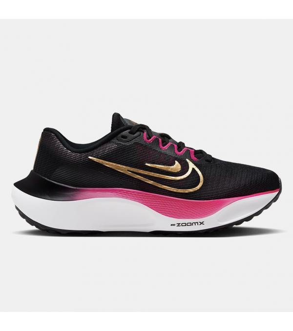Αν αναζητάς ευελιξία και επιστροφή ενέργειας τότε αυτά τα Nike Zoom Fly 5 Γυναικεία Παπούτσια για Τρέξιμο κατασκευάστηκαν γι εσένα. Κατάλληλα τόσο για τις προπονήσεις του όσο και για τις ημέρες του αγώνα παρέχουν άνεση και δυναμικότητα σε κάθε σου βήμα. Νέος αφρός ZoomX στην ενδιάμεση σόλα αναβαθμίζει τις υψηλές επιδόσεις ενώ παρέχει αντικραδασμικότητα και ταχύτητα. Με φαρδύτερη βάση στο μπροστά μέρος παρέχει σταθερότητα και ομαλές μεταβάσεις σε κάθε βήμα. Μαλακή αίσθηση στο επάνω μέρος από διαπνέον πλέγμα ολοκληρώνουν την άνετη αίσθηση που παρέχει. Πληροφορίες • Άνω μέρος από ανάλαφρο διχτυωτό υλικό που προσαρμόζεται στο σχήμα του ποδιού • Κανονική εφαρμογή • Αφρός ZoomX στην ενδιάμεση σόλα αναβαθμίζει την επίδοσή σου , παρέχει αντικραδασμική προστασία και υψηλή απόκριση • Επιφάνεια από ανθρακονήματα προσφέρει αίσθηση ώθησης και ομαλές μεταβάσεις • Μπροστινό μέρος και η φτέρνα έχουν ελαφρώς φαρδύτερες βάσεις για σταθερό πάτημα • Δέσιμο με κορδόνια Extra Λεπτομέρειες • Design Nike • Χρώμα: Μαύρο