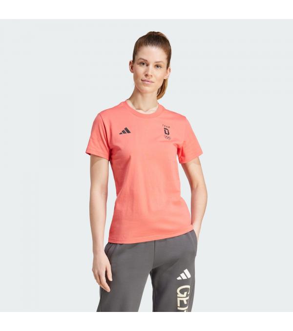 Αυτή η adidas μπλούζα σου επιτρέπει να κινείσαι με άνεση στο γήπεδο ή τις κερκίδες. Είναι κατασκευασμένη από μαλακό, ελαφρύ jersey και σου χαρίζει δροσερή αίσθηση για να κάνεις focus στη δράση. Το σήμα δείχνει την αγάπη σου για την Team Germany. Το βαμβάκι αυτού του προϊόντος το προμηθευόμαστε από την Better Cotton. Για τη διακίνηση του Better Cotton χρησιμοποιείται το μοντέλο παρακολούθησης mass balance. Αυτό σημαίνει ότι το Better Cotton δεν είναι φυσικά ανιχνεύσιμο στα τελικά προϊόντα.Μάθε περισσότερα εδώ: https://bettercotton.org/who-we-are/our-logo/Πληροφορίες• This model is 179 cm and wears a size 36. Their chest measures 80 cm and the waist 62 cm.• Κανονική εφαρμογή• Στρογγυλή rib λαιμόκοψη• 100% βαμβακερό single jersey• Τυπωμένο (screenprinted) σήμα της Team Germany• Για τη διακίνηση του Better Cotton χρησιμοποιείται το μοντέλο παρακολούθησης mass balance, γι' αυτό μπορεί το συγκεκριμένο προϊόν να μην περιέχει Better Cotton• Χρώμα: ΚόκκινοΦροντίδα• Απαγορεύεται το λευκαντικό• Απαγορεύεται το στεγνό καθάρισμα• Απαγορεύεται η χρήση στεγνωτηρίου• Χρησιμοποιήστε μόνο ήπιο απορρυπαντικό• Μην χρησιμοποιείτε μαλακτικό• Σιδέρωμα σε χαμηλή θερμοκρασία• Κρύο πλύσιμο στο πλυντήριο 