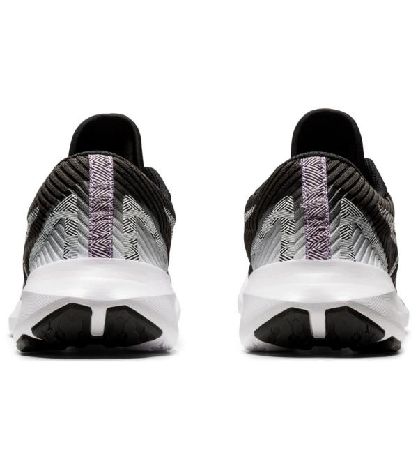 Τα γυναικεία παπούτσια για τρέξιμο Asics Versablast προτείνονται για δρομείς με ουδέτερο πάτημα που θέλουν απόκριση στο τρέξιμό τους. Το ανάλαφρο μοντέλο περιλαμβάνει ενδιάμεση σόλα με την τεχνολογία Flytefoam Blast για ενεργητική αναπήδηση.