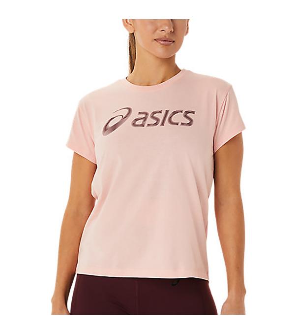 This tee is designed for everyday comfort during various fitness activities. It also features a soft knit fabric that's formed with responsibly-sourced cotton.