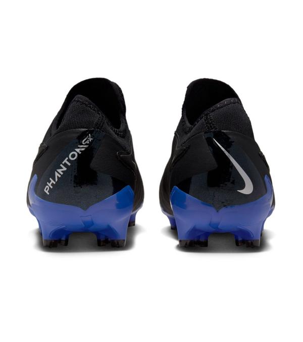 Serious about your game? Pro cleats are for the pinpoint passer who can curl the ball around the defense and the inventive, yet elusive yo-yo dribbler who has the ball on a string. Your game is all about precision, making the plays that matter most. Take your skills to the next level with some of Nike’s greatest innovations, like an enlarged touch zone up top. It complements a design that moves with your natural on-field flow, so you can command the game from any position.