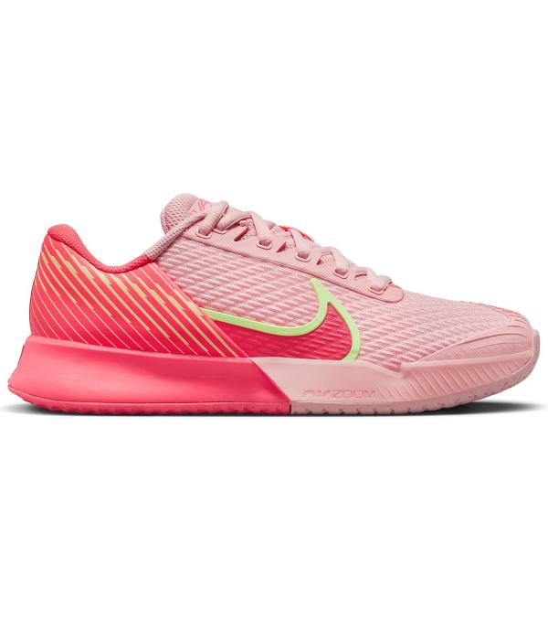 Με τα Γυναικεία παπούτσια τένις NikeCourt Air Zoom Vapor Pro 2 απόκτησε για εκείνους τους αγώνες που χρειάζεσαι ένα παπούτσι για ασυναγώνιστη ταχύτητα ή αντοχή σε κάθε κίνηση στο γήπεδο. Επαναφέρουμε όλα τα στοιχεία που αγάπησες στο αρχικό Pro: τη σχεδίαση που διατηρεί το πόδι χαμηλά στο έδαφος και την ελαστική αντικραδασμική προστασία Zoom Air που σε βοηθά να φτάνεις σε κάθε σημείο του γηπέδου, αλλά και τη γνώριμη άνεση της σειράς Vapor που εξασφαλίζει ξεκούραστη αίσθηση στις απαιτητικές επιφάνειες.