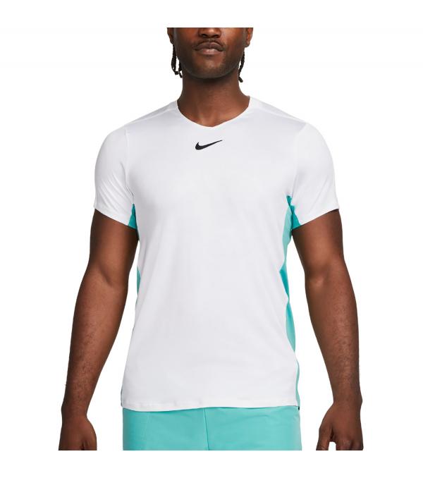 Keep your game sharp with the Advantage Collection from NikeCourt. This sweat-wicking top is made for the year-round player. It's stretchy and breathable to keep you ready for practice or the next competition. Strategically placed seams on the sleeves help you play free and confidently.