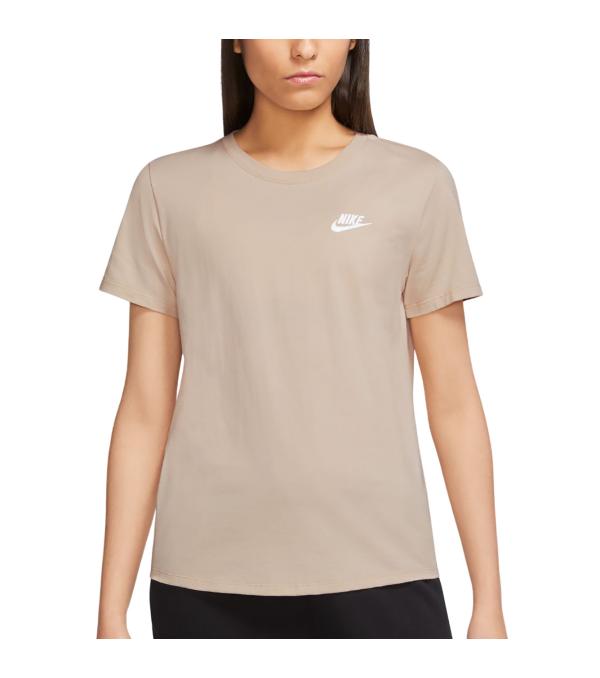 We updated our Club Essentials T-shirts to give them an easy fit and modern look perfect for everyday wear. A little wider, a touch shorter in the body and a slightly curved hem give this always-comfortable top its updated look.