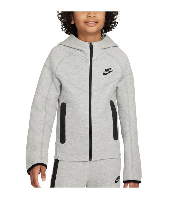 Η παιδική ζακέτα Nike Tech Fleece αποτελείται από ανάλαφρο ύφασμα φλις κορυφαίας ποιότητας με λεία υφή στο εσωτερικό, ενώ το εξωτερικό προσφέρει αποτελεσματική προστασία από το κρύο χωρίς πρόσθετο όγκο.