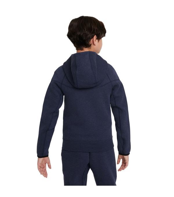 Η παιδική ζακέτα Nike Tech Fleece αποτελείται από ανάλαφρο ύφασμα φλις κορυφαίας ποιότητας με λεία υφή στο εσωτερικό, ενώ το εξωτερικό προσφέρει αποτελεσματική προστασία από το κρύο χωρίς πρόσθετο όγκο.