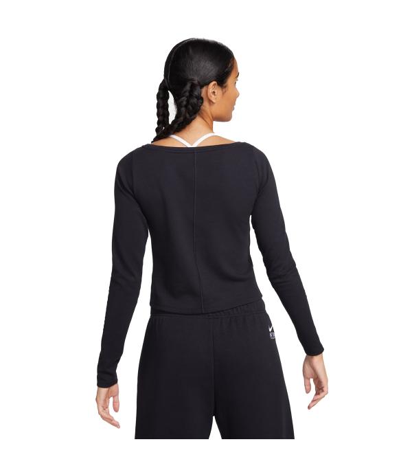 A classic for a reason, this long-sleeve top is perfect for any day of the week. Thick, but still lightweight fabric feels peachy-soft and stretches easily with your every move. The cut seam in the front and back adds a little twist to this otherwise classic piece.