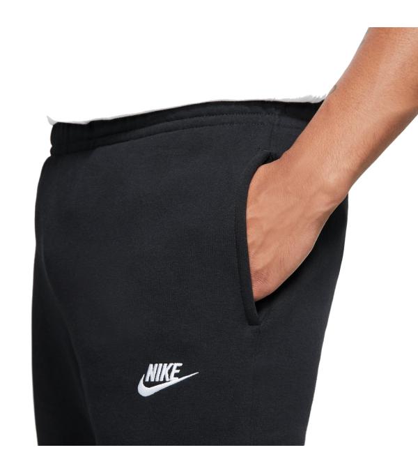A closet staple, the Nike Sportswear Club Fleece Joggers combine a classic look with the soft comfort of fleece for an elevated, everyday look that you can wear every day.