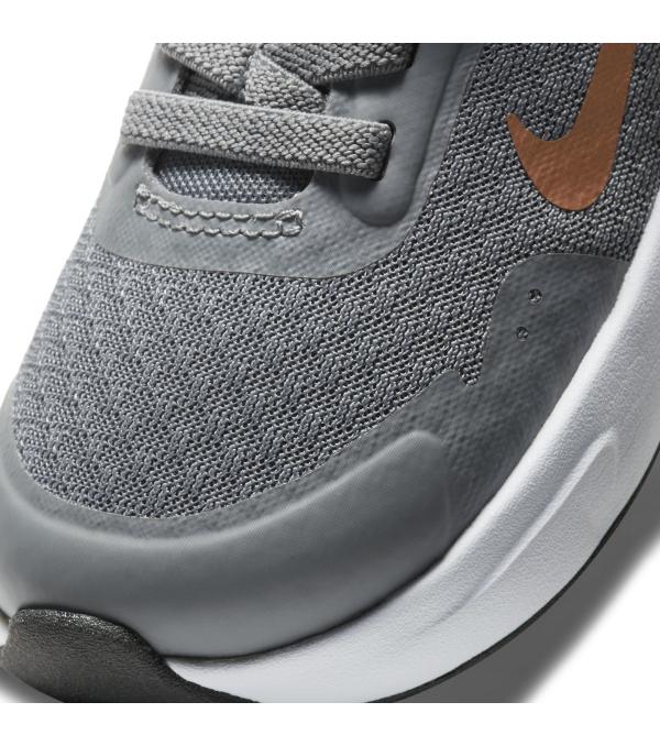 Τα βρεφικά αθλητικά παπούτσια Nike WearAllDay είναι ευέλικτα, ανθεκτικά και άνετα, όλα συσκευασμένα σε ένα παπούτσι για κάθε βήμα ανάπτυξης. Τα ελαστικά κορδόνια και ένα λουράκι κάνουν το παπούτσι εύκολο να φορεθεί και να αφαιρεθεί.