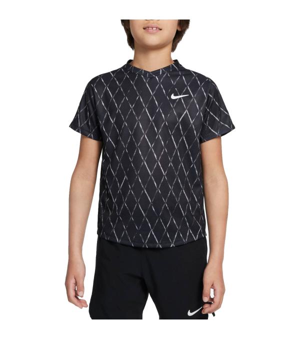 Crafted from stretchy fabric that's made from 100% recycled polyester fibers, the NikeCourt Dri-FIT Victory Boy's Tennis T-shirt keeps you comfortable so you can focus on your match. An abstract, net-inspired print adds energy to any look.