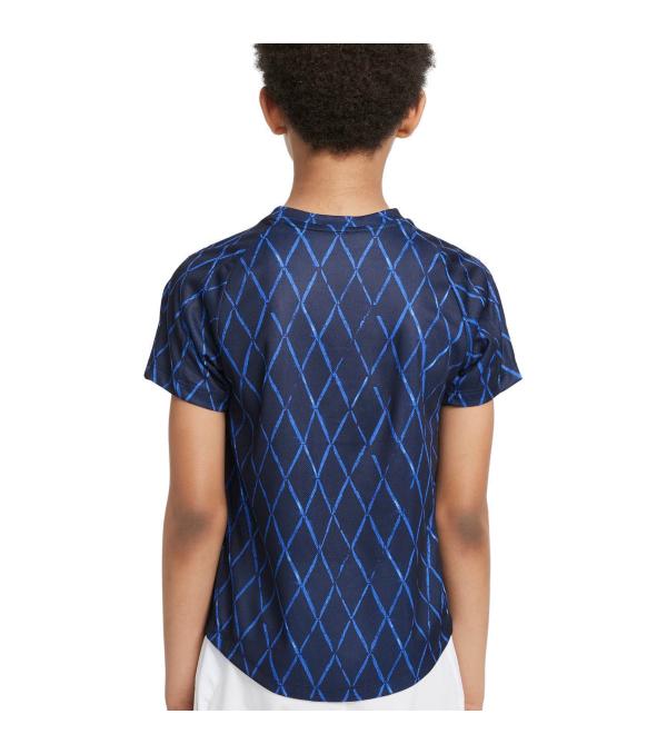 Crafted from stretchy fabric that's made from 100% recycled polyester fibers, the NikeCourt Dri-FIT Victory Boy's Tennis T-shirt keeps you comfortable so you can focus on your match. An abstract, net-inspired print adds energy to any look.