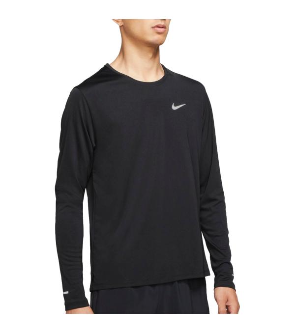 Take on your miles in this lightweight layer that helps cover you from the sun. The Nike Dri-FIT Miler Top is made of soft, sweat-wicking fabric help runners at every level stay dry and comfortable. This product is made with 100% recycled polyester fibers.