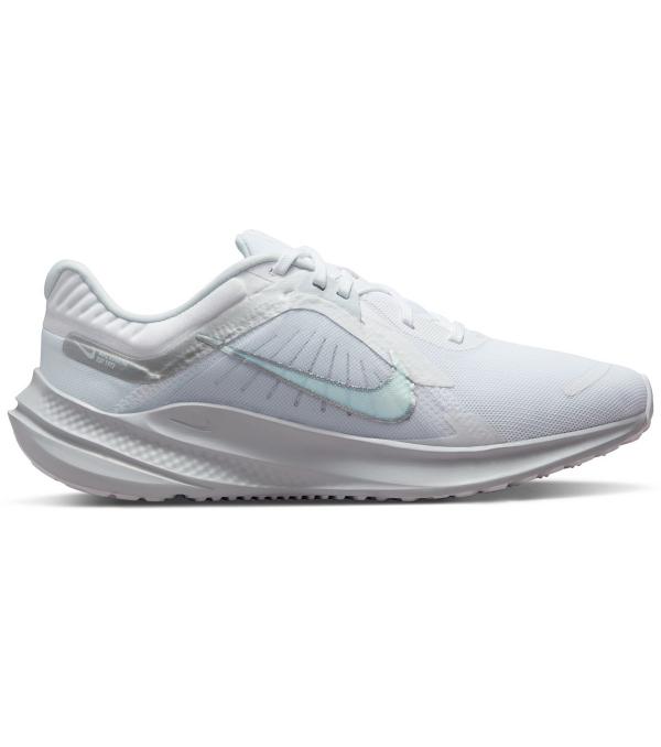You lace up in pursuit of new personal goals. Let the Nike Quest 5 help you reach those aspirations. This neutral trainer gives you a smooth, comfortable ride with plenty of traction. We focused on our foam, adding more cushioning for a better transition from heel to toe.