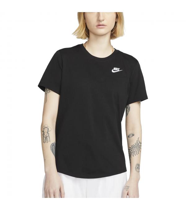 We updated our Club Essentials T-shirts to give them an easy fit and modern look perfect for everyday wear. A little wider, a touch shorter in the body and a slightly curved hem give this always-comfortable top its updated look.