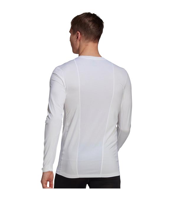 Increase the intensity of training with this adidas Techfit Compression Longsleeve Men's Top. The compression application and the mesh fabric support the dynamic movements when you attack the boxing bag or give it all to the rowing machine. The aeroready fabric absorbs moisture, for a cool feeling until the end of the workout.