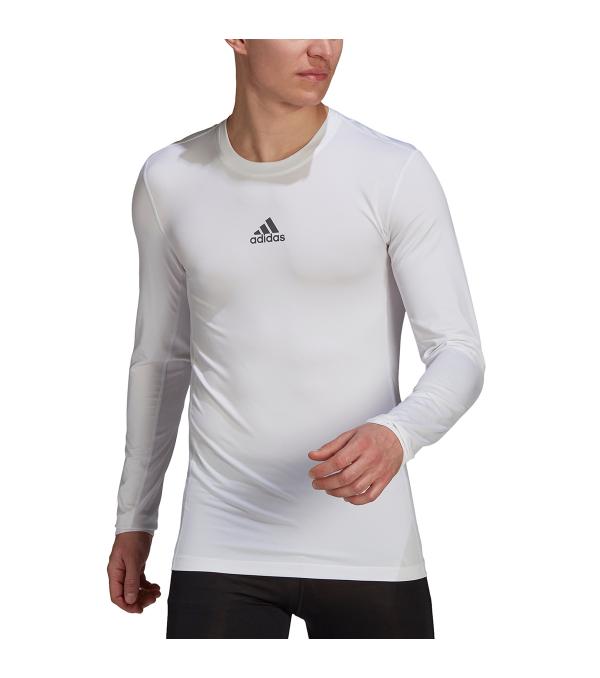 Increase the intensity of training with this adidas Techfit Compression Longsleeve Men's Top. The compression application and the mesh fabric support the dynamic movements when you attack the boxing bag or give it all to the rowing machine. The aeroready fabric absorbs moisture, for a cool feeling until the end of the workout.