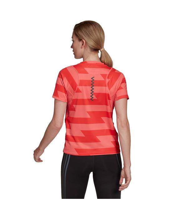 Switch it into high gear in this adidas running t-shirt built to keep you comfortable no matter how fast you push the pace. AEROREADY absorbs moisture from your warm-up stretches to your last step. A reflective logo lights up after the sun goes down.
