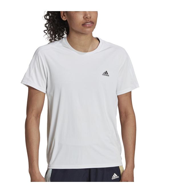 There's nothing quite like the feeling of freedom running gives you. Eliminate distractions and enjoy the journey in this minimalist adidas t-shirt. Moisture-absorbing AEROREADY lets you go the distance while feeling dry and comfortable. All-around reflectivity shines when the light fades.