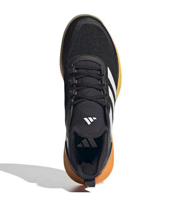 Απόκτησε αστραπιαία ταχύτητα στο γήπεδο του τένις. Αυτά τα adidas Adizero Ubersonic παπούτσια σε στηρίζουν στις δύσκολες πλάγιες κινήσεις, χάρη στο ενισχυμένο, ελαφρύ mesh επάνω μέρος. Η Lightstrike ενδιάμεση σόλα επιστροφής ενέργειας και η αντιολισθητική Adiwear εξωτερική σόλα σε στηρίζουν σε χωμάτινα γήπεδα για δυναμικό παιχνίδι. Τα Adituff τμήματα κατά της τριβής είναι τοποθετημένα εκεί που τα χρειάζεσαι περισσότερο, και περιέχουν ανακυκλωμένο BOOST υλικό, για να δίνεις τον καλύτερό σου εαυτό.