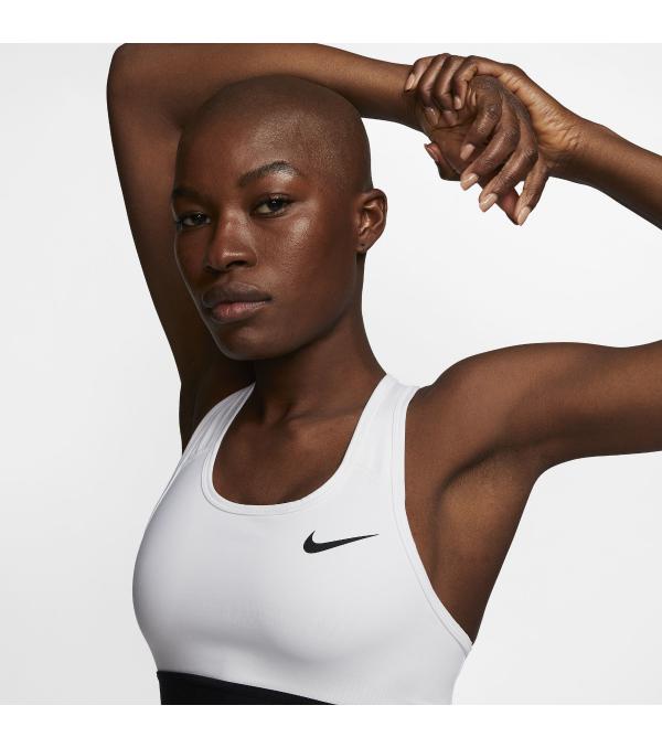 Το γυναικείο αθλητικό σουτιέν Nike Swoosh χωρίς επένδυση διαθέτει ύφασμα με εφαρμογή συμπίεσης για υποστηρικτική αίσθηση στις ασκήσεις μέτριας στήριξης. Ελαστική φάσα κάτω από το στήθος για απαλή αίσθηση και σφιχτή εφαρμογή.
