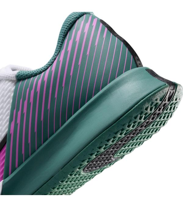 Με τα Γυναικεία παπούτσια τένις NikeCourt Air Zoom Vapor Pro 2 απόκτησε για εκείνους τους αγώνες που χρειάζεσαι ένα παπούτσι για ασυναγώνιστη ταχύτητα ή αντοχή σε κάθε κίνηση στο γήπεδο. Επαναφέρουμε όλα τα στοιχεία που αγάπησες στο αρχικό Pro: τη σχεδίαση που διατηρεί το πόδι χαμηλά στο έδαφος και την ελαστική αντικραδασμική προστασία Zoom Air που σε βοηθά να φτάνεις σε κάθε σημείο του γηπέδου, αλλά και τη γνώριμη άνεση της σειράς Vapor που εξασφαλίζει ξεκούραστη αίσθηση στις απαιτητικές επιφάνειες.