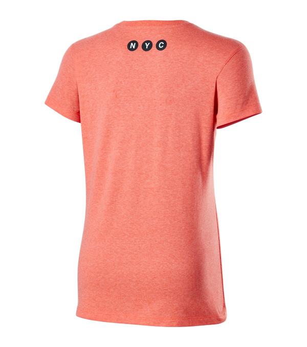 Το Γυναικείο μπλουζάκι τένις Wilson NYC Aerial Tech αναδεικνύει ένα κομμάτι του εμβληματικού ορίζοντα της Νέας Υόρκης στο μπροστινό μέρος του στήθους, αυτό το μπλουζάκι αποτελείται από ένα μείγμα πολυεστέρα και βαμβάκι που είναι απαλό στην αφή.