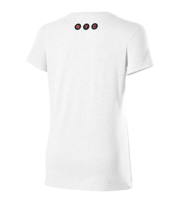 Το Γυναικείο μπλουζάκι τένις Wilson NYC Aerial Tech αναδεικνύει ένα κομμάτι του εμβληματικού ορίζοντα της Νέας Υόρκης στο μπροστινό μέρος του στήθους, αυτό το μπλουζάκι αποτελείται από ένα μείγμα πολυεστέρα και βαμβάκι που είναι απαλό στην αφή.