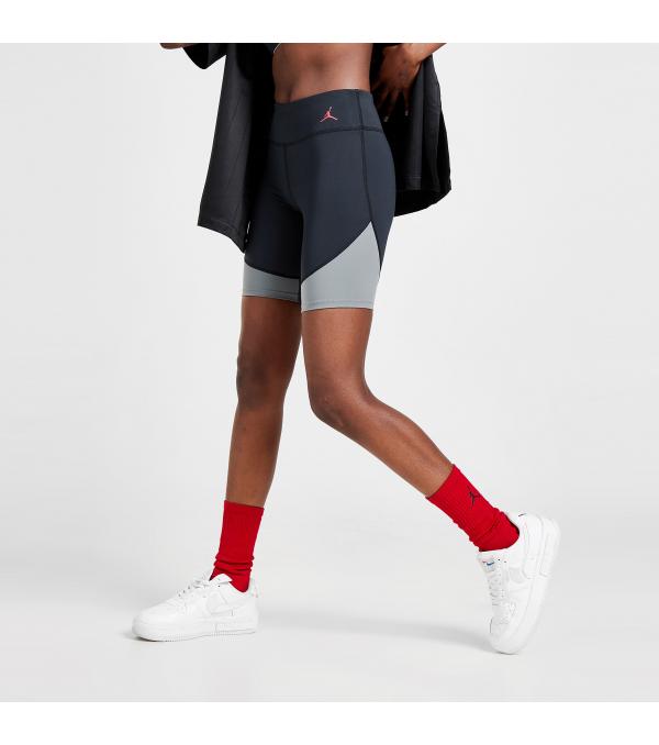 Δώσε sporty vibes στα καθημερινά σου 'fits και απόλαυσε άνεση και ελευθερία κινήσεων όπου κι αν βρίσκεσαι, με το biker shorts Jordan Heritage. Πρόκειται για ένα ελαστικό κομμάτι με εφαρμογή που αγκαλιάζει το σώμα και διαθέτει σχεδίαση εμπνευσμένη από τις σχεδιαστικές γραμμές της εμβληματικής ολόσωμης φόρμας του MJ.             Σύνθεση & Φροντίδα Ύφασμα: 76% πολυεστέρας/ 24% ελαστάν Φροντίδα: Πλύσιμο στο πλυντήριο              Size & Fit Eφαρμογή: Στενή Μέση: Ψηλή, Ελαστική              Άλλες Πληροφορίες Χρώμα: Μαύρο/ Γκρι         