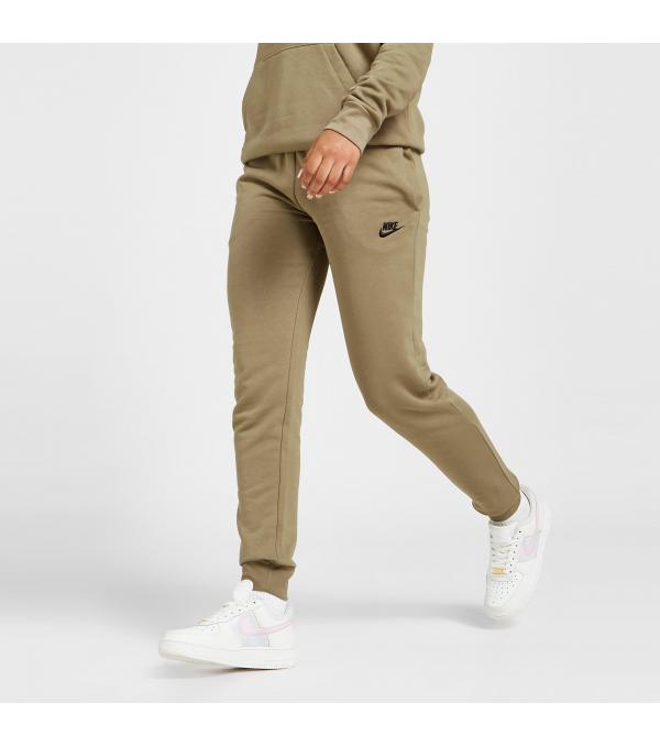 Cosiness never felt like this! Ένα ζεστό αλλά ταυτόχρονα comfy παντελόνι φόρμαw, κατασκευασμένο από ένα μείγμα απαλών υφασμάτων. Είτε είσαι sportswear fan, είτε επιλέγεις πιο athleisure κομμάτια για να κάνεις stand out στην μόδα του σήμερα, η Nike έχει το κατάλληλο design! Αποτελείται από ελαστική μέση με ριμπ μπατζάκια.    Σύνθεση & Φροντίδα Ύφασμα: 80% βαμβάκι/20% πολυεστέρας Αίσθηση Υφάσματος: Μαλακό French terry Φροντίδα: Πλύσιμο στο πλυντήριο              Size & Fit Εφαρμογή: Κανονική Διαστάσεις Μοντέλου: Το μοντέλο μας είναι 171 cm και φοράει μέγεθος Small                   Άλλες Πληροφορίες Χρώμα: Καφέ      