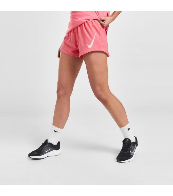 Φτάσε τους στόχους σου με το Running Swoosh σορτς της Nike, σε αυτό το μοναδικό colourway! Είναι κατασκευασμένο από ανάλαφρο ύφασμα, εμπλουτισμένο με Dr-FIT τεχνολογία που απομακρύνει πλήρως τον ιδρώτα από το δέρμα και εξασφαλίζει στεγνή και δροσερή αίσθηση. Διαθέτει ελαστική μέση ώστε να κινείσαι ελεύθερα ενώ αθλείσαι και brief εσωτερική επένδυση, ενώ υπογράφεται με το iconic Swoosh logo στον μηρό.             Σύνθεση & Φροντίδα Ύφασμα: 100% Πολυεστέρας Αίσθηση Υφάσματος: Στεγνώνει γρήγορα Φροντίδα: Πλύσιμο στο πλυντήριο              Size & Fit Eφαρμογή: Κανονική Μέση: Ελαστική ζώνη Διαστάσεις Μοντέλου: Το μοντέλο έχει ύψος 176 εκ και φοράει μέγεθος Small            Άλλες Πληροφορίες Χρώμα: Ροζ Τεχνολογία: Dri-FIT         